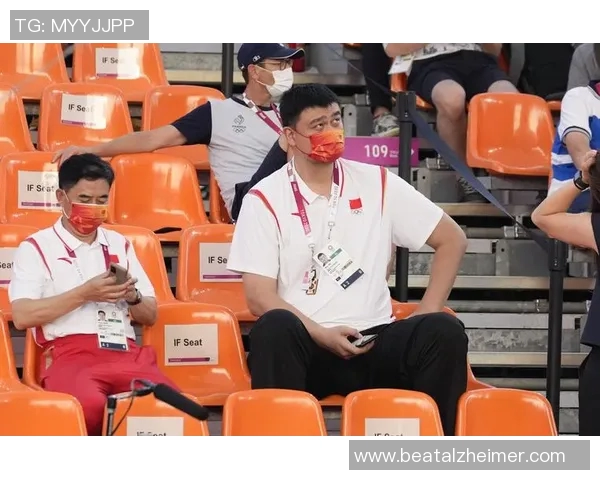 姚明在赛场上展现绅士风范以保护对手的感人瞬间 姚明在赛场上展现绅士风范以保护对手的感人瞬间