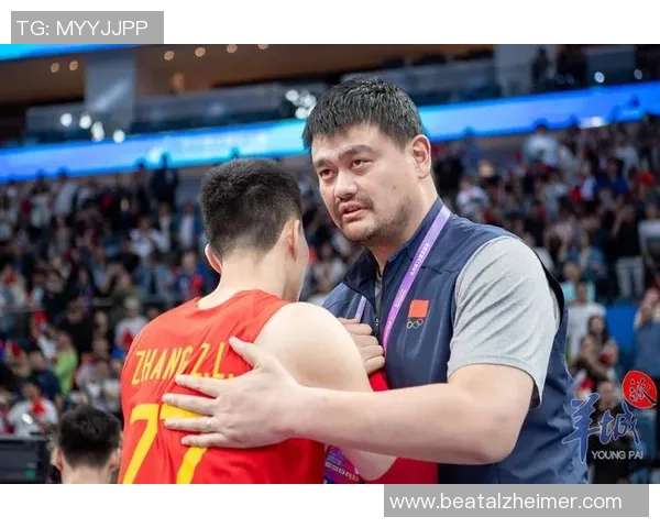 姚明幽默调侃握手瞬间引发热议展现巨星风范与亲和力