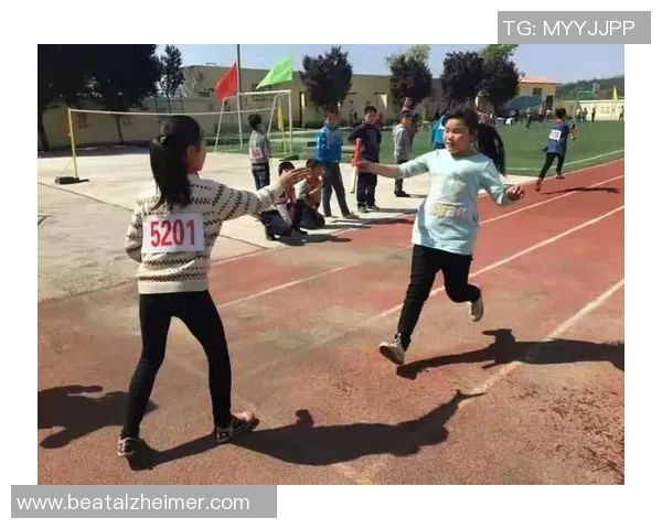 姚明小区篮球场热闹非凡年轻球员们挥洒汗水展现青春风采 姚明小区篮球场热闹非凡年轻球员们挥洒汗水展现青春风采