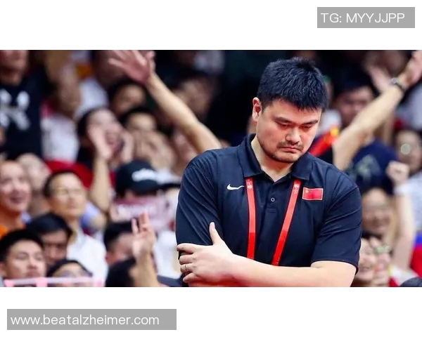 姚明精彩表现引发全场热烈反响球迷齐声欢呼尽显篮球魅力