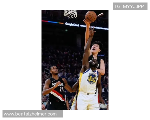 姚明单手打爆对手瞬间引发全场惊叹球迷热议传奇巨星的力量与技巧 姚明单手打爆对手瞬间引发全场惊叹球迷热议传奇巨星的力量与技巧