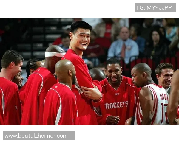 姚明在对抗快船的比赛中展现出无与伦比的篮球技巧与领导力 姚明在对抗快船的比赛中展现出无与伦比的篮球技巧与领导力