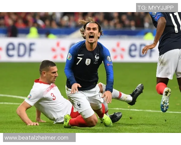 法国足球明星鸡冠头的传奇故事与辉煌成就揭秘 法国足球明星鸡冠头的传奇故事与辉煌成就揭秘