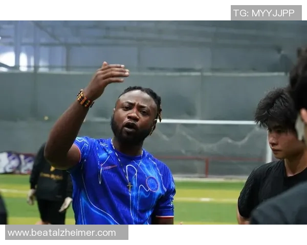 足球明星短裤时尚风采展现运动魅力与个性风格的完美结合